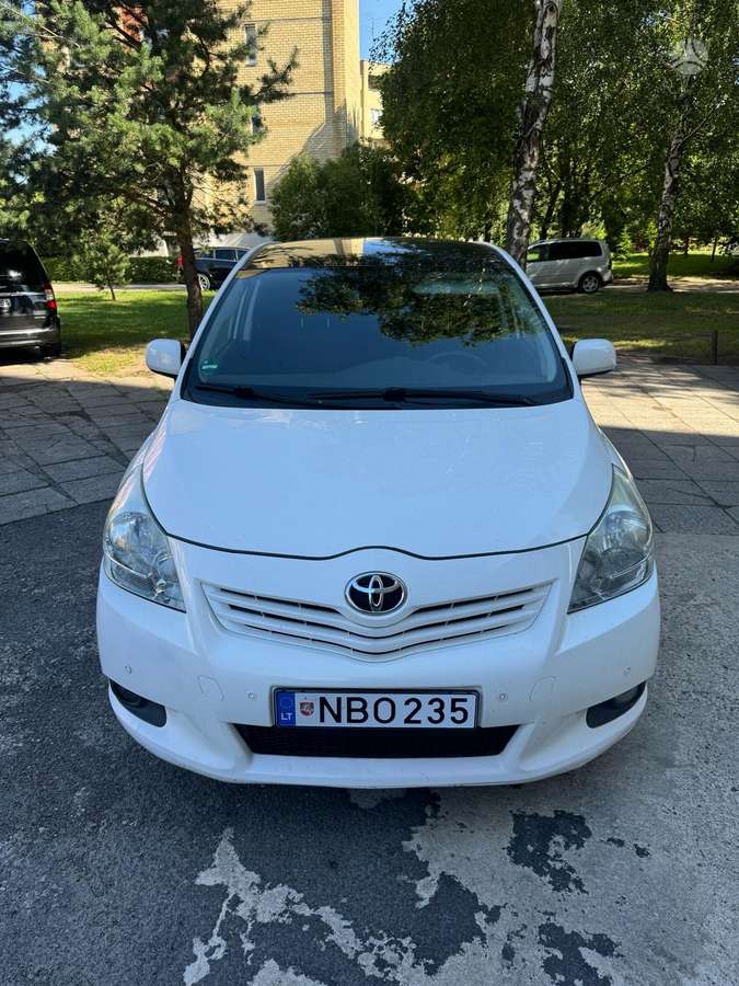 Toyota Verso 2011 — вигляд ззаду