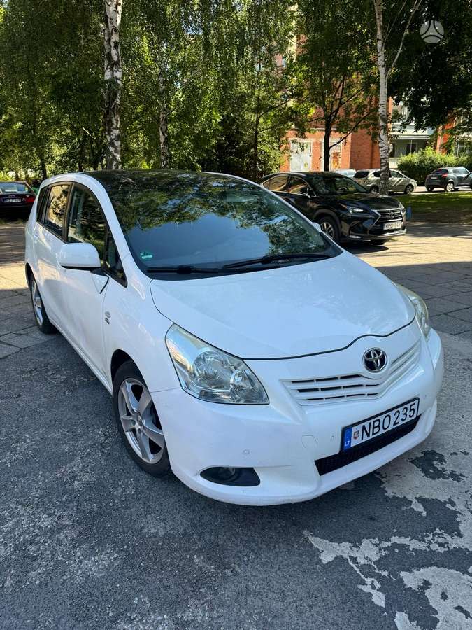 Toyota Verso 2011 — салон