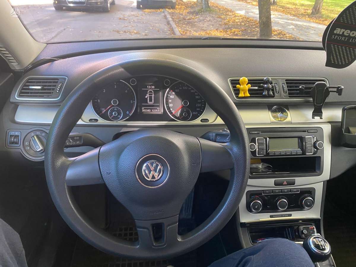 Volkswagen Passat 2011 — rear view