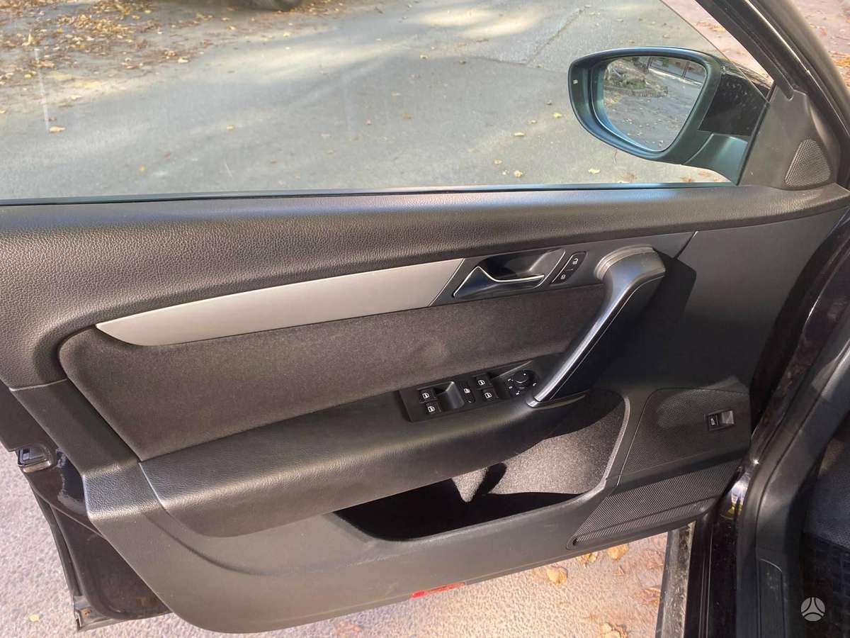 Volkswagen Passat 2011 — interior
