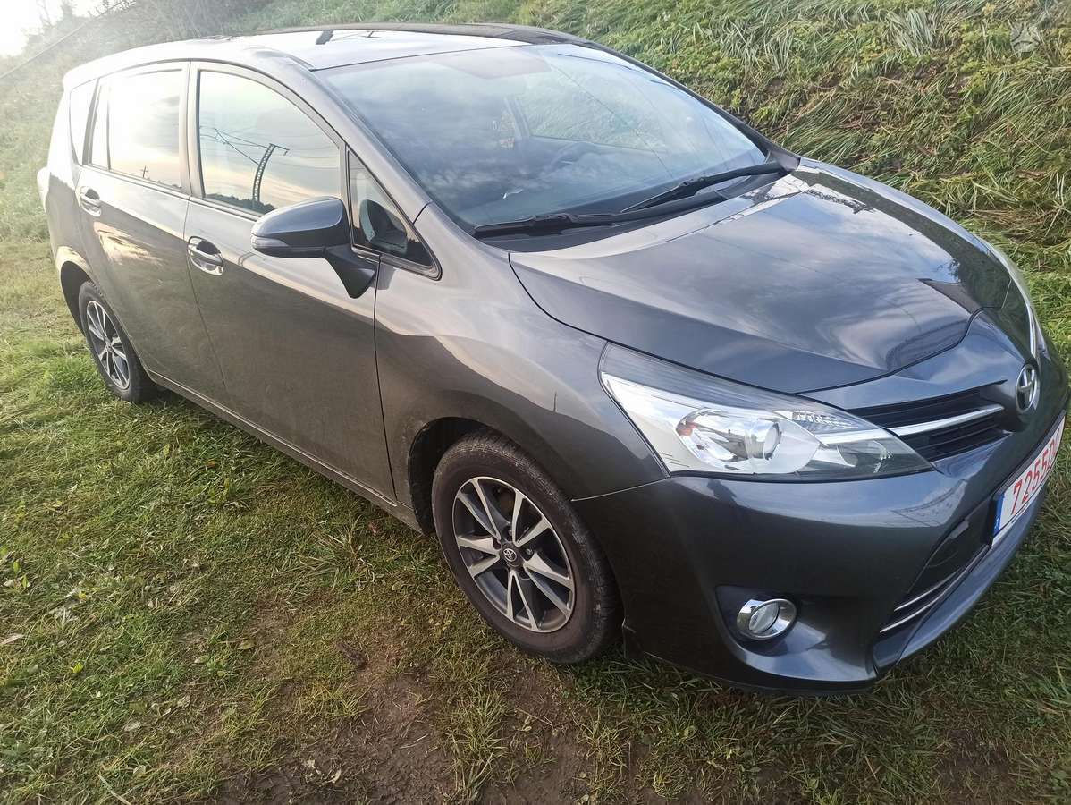 Toyota Verso 2013 — вигляд ззаду