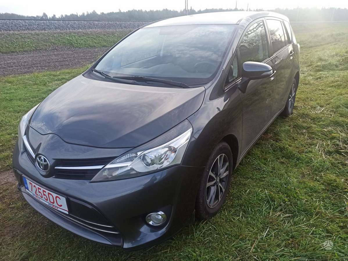 Toyota Verso 2013 — салон