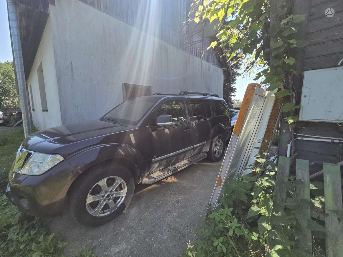 Nissan Pathfinder 2012 — rear view