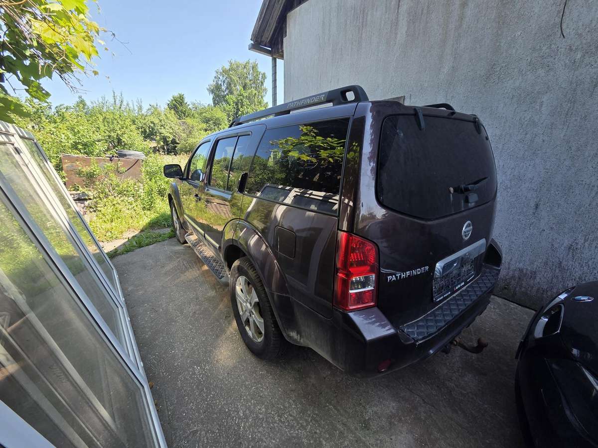 Nissan Pathfinder 2012 — interior