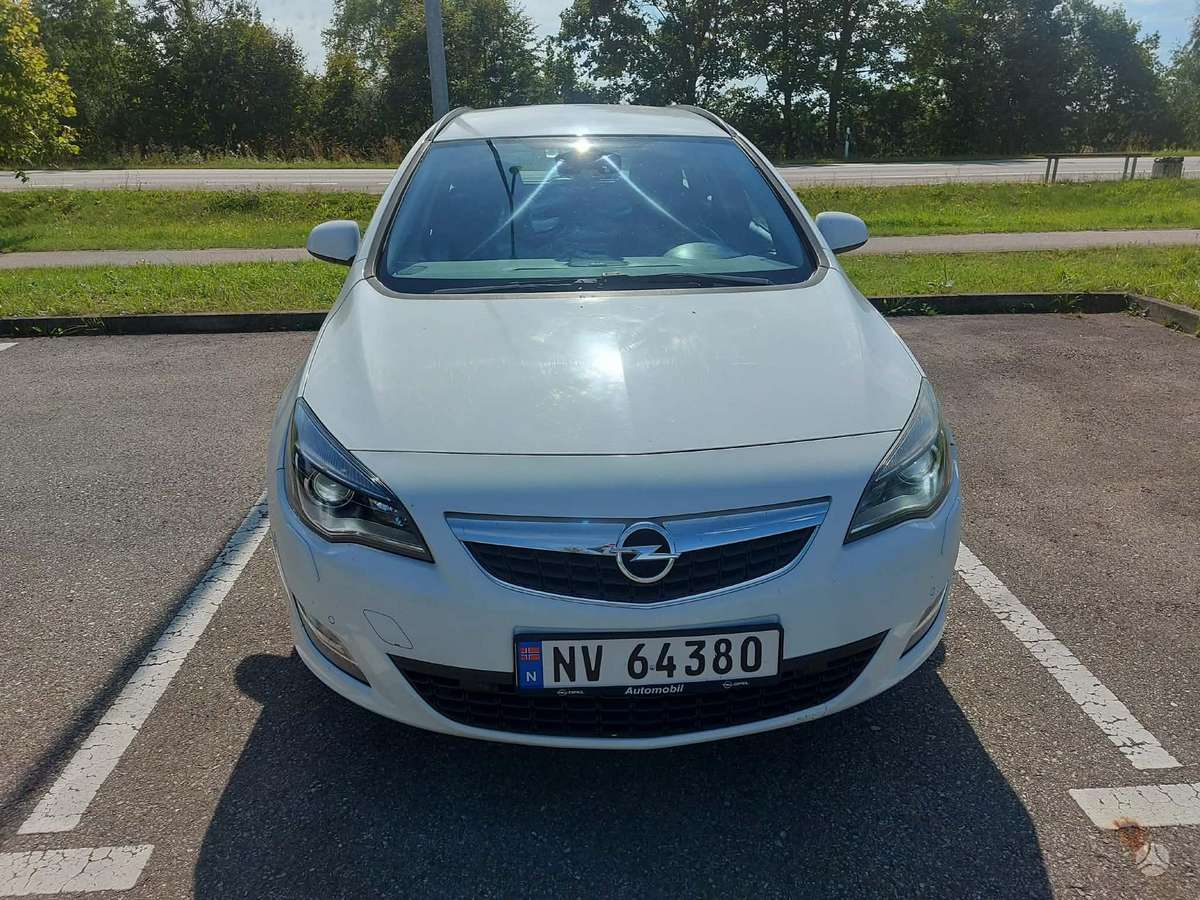 Opel Astra 2012 — rear view
