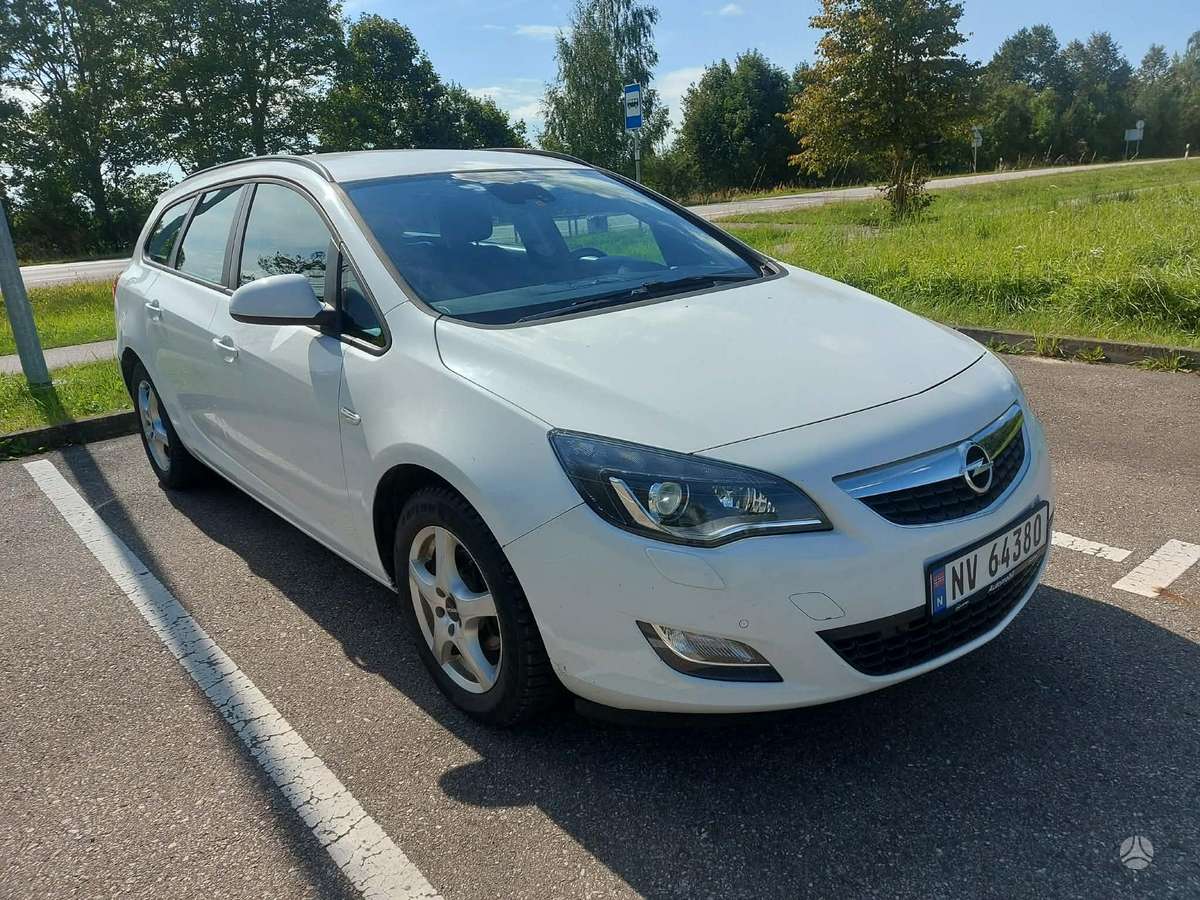 Opel Astra 2012 — interior