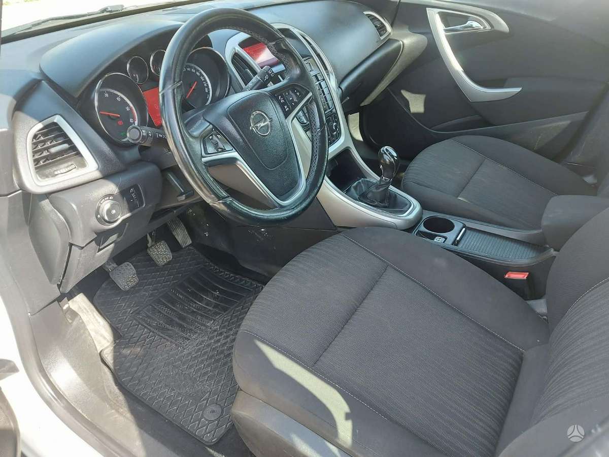 Opel Astra 2012 — photo 6