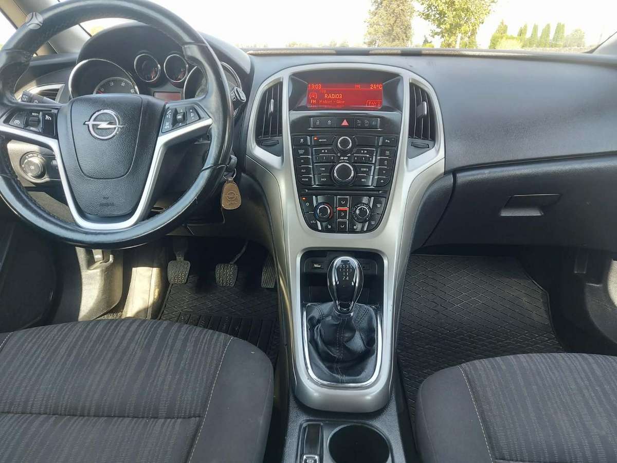 Opel Astra 2012 — photo 8