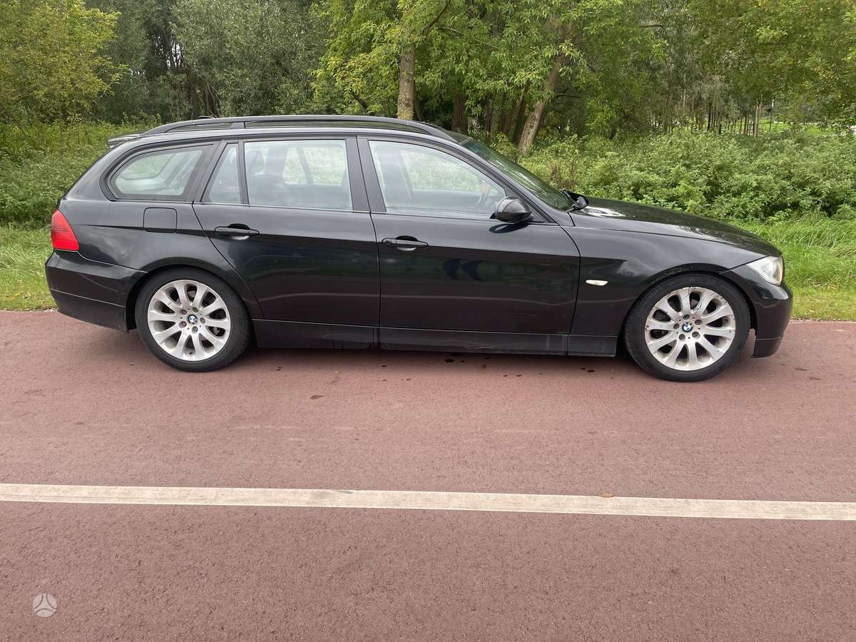 BMW 320 2005 — rear view