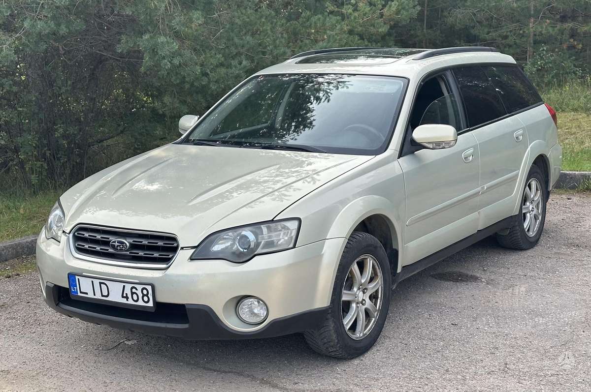 Subaru Outback 2004 — rear view