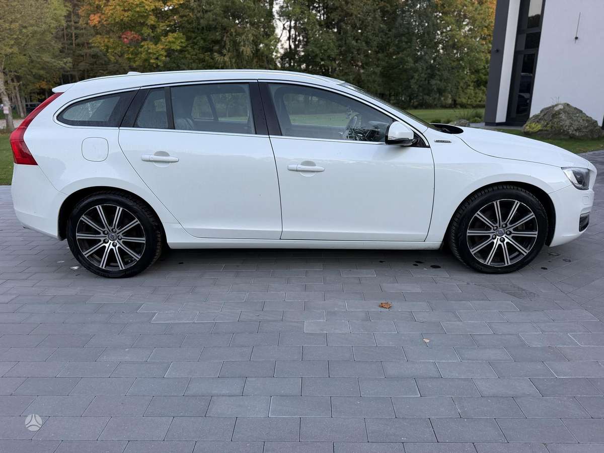 Volvo V60 2014 — rear view