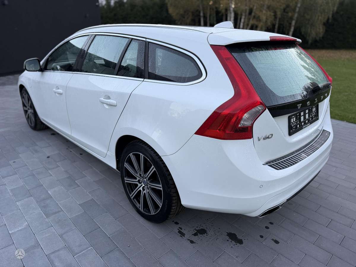 Volvo V60 2014 — engine 2400 cm³, 215 HP (158kW)