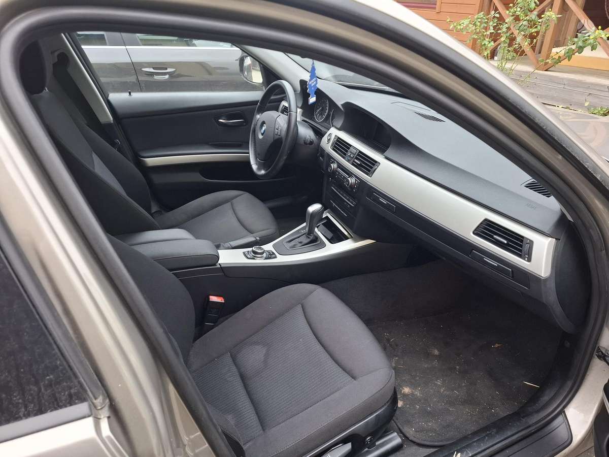 BMW 320 2011 — photo 7