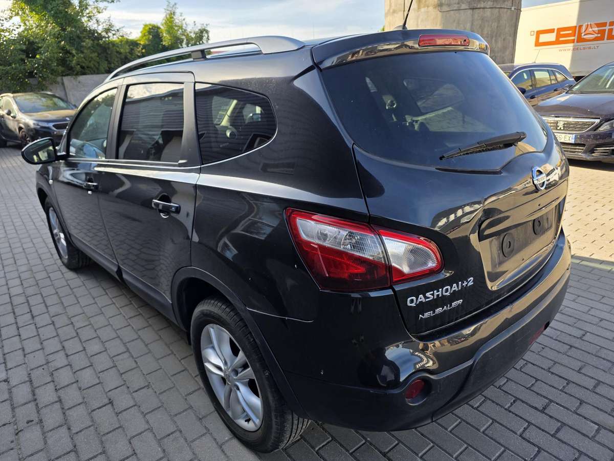 Nissan Qashqai+2 2011 — rear view