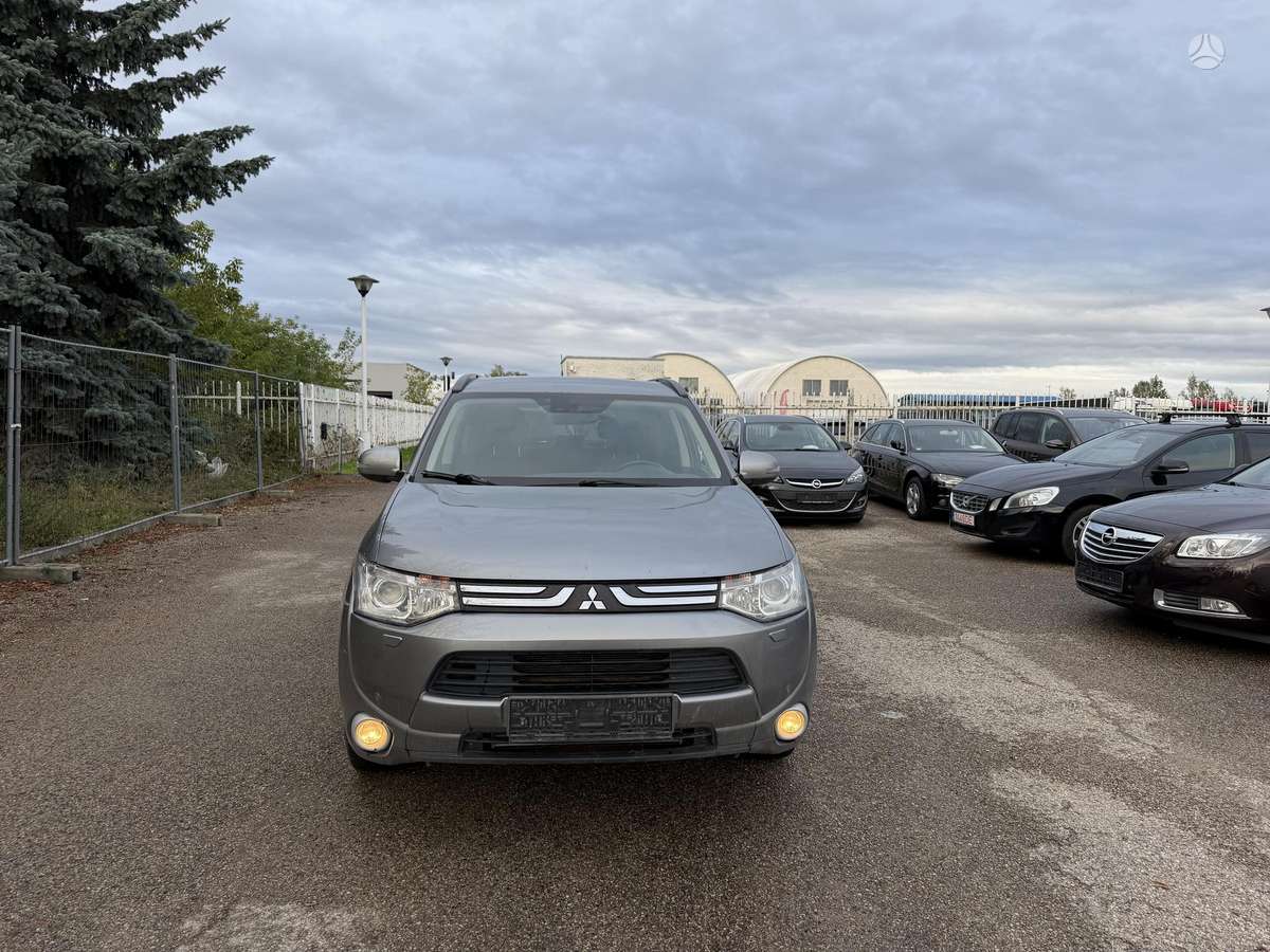 Mitsubishi Outlander 2013 — rear view