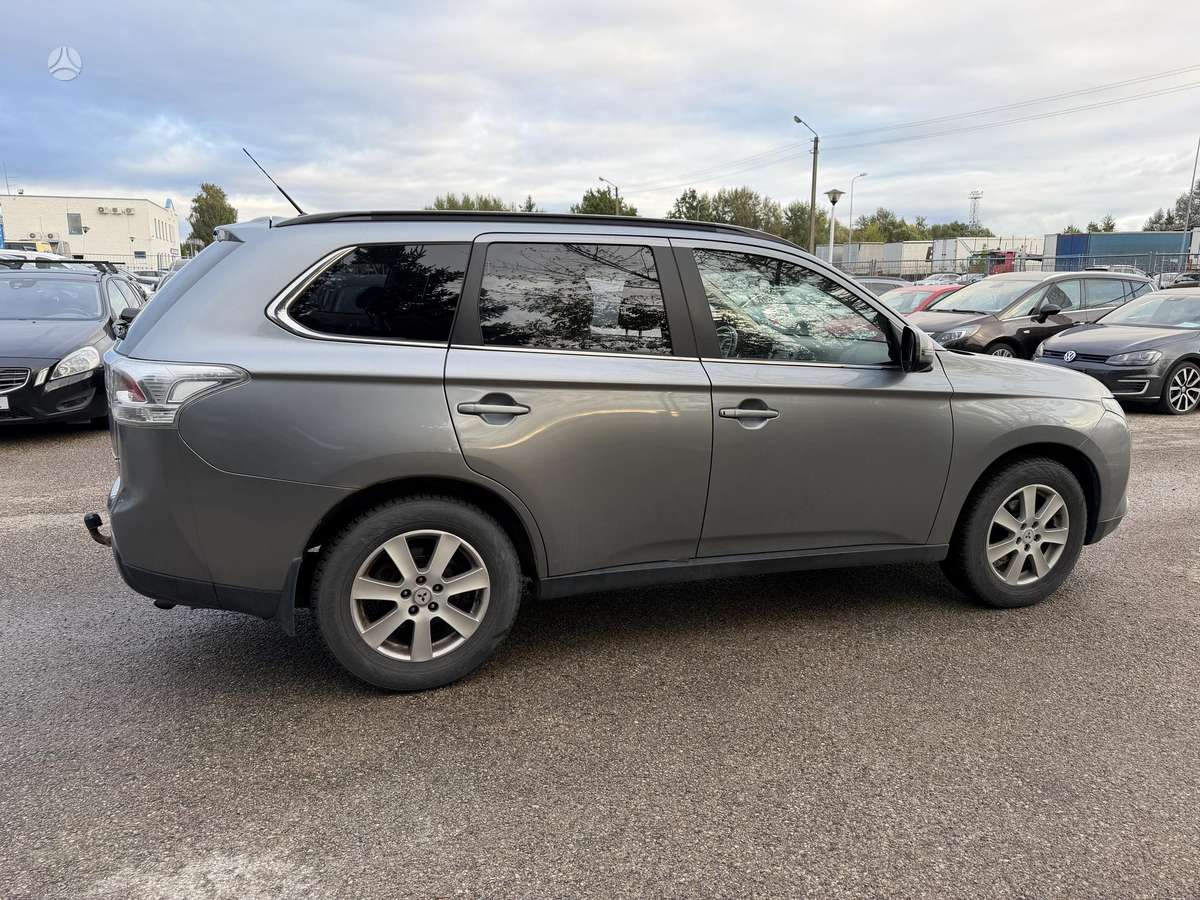 Mitsubishi Outlander 2013 — interior
