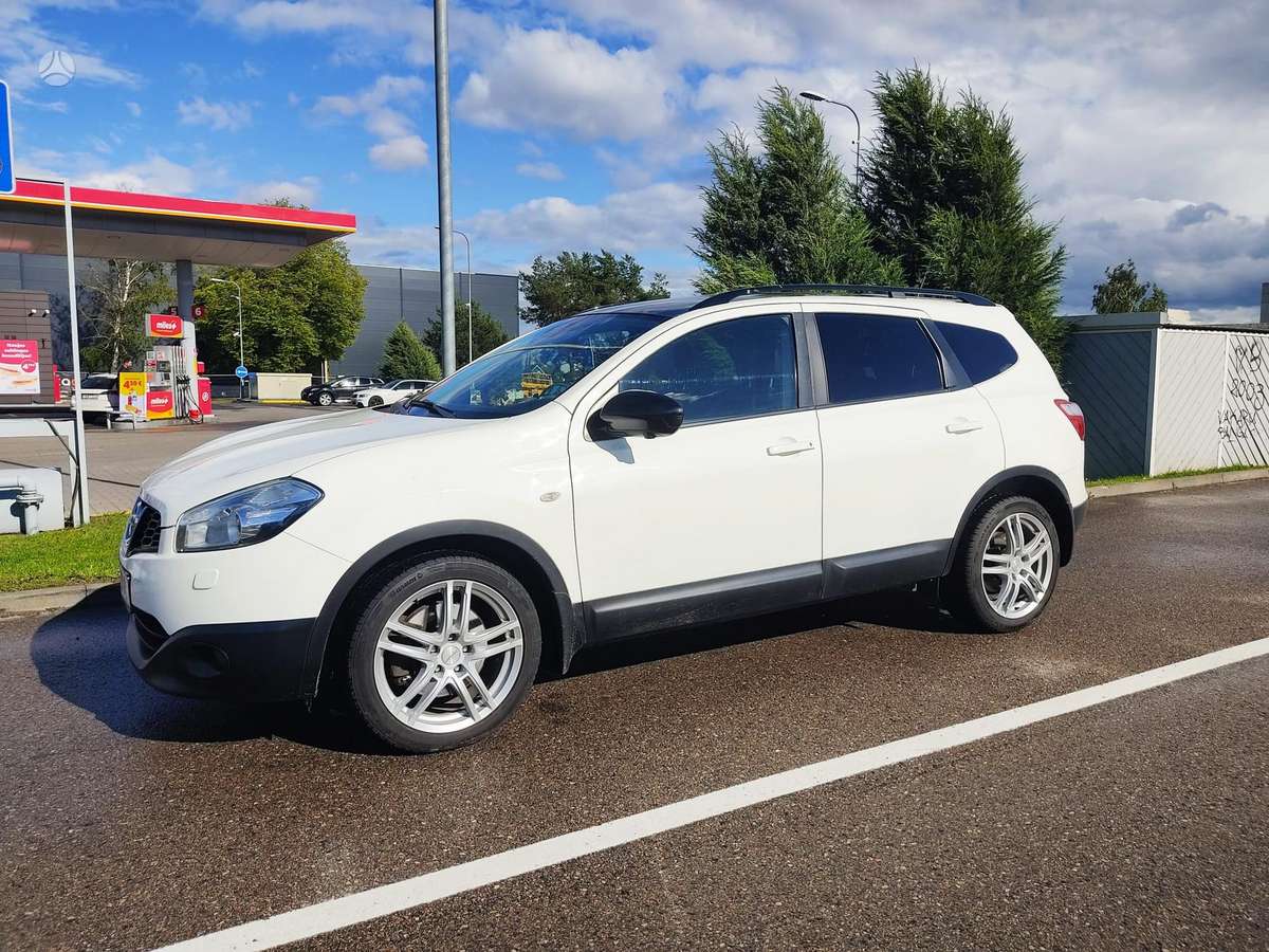 Nissan Qashqai+2 2013 — interior
