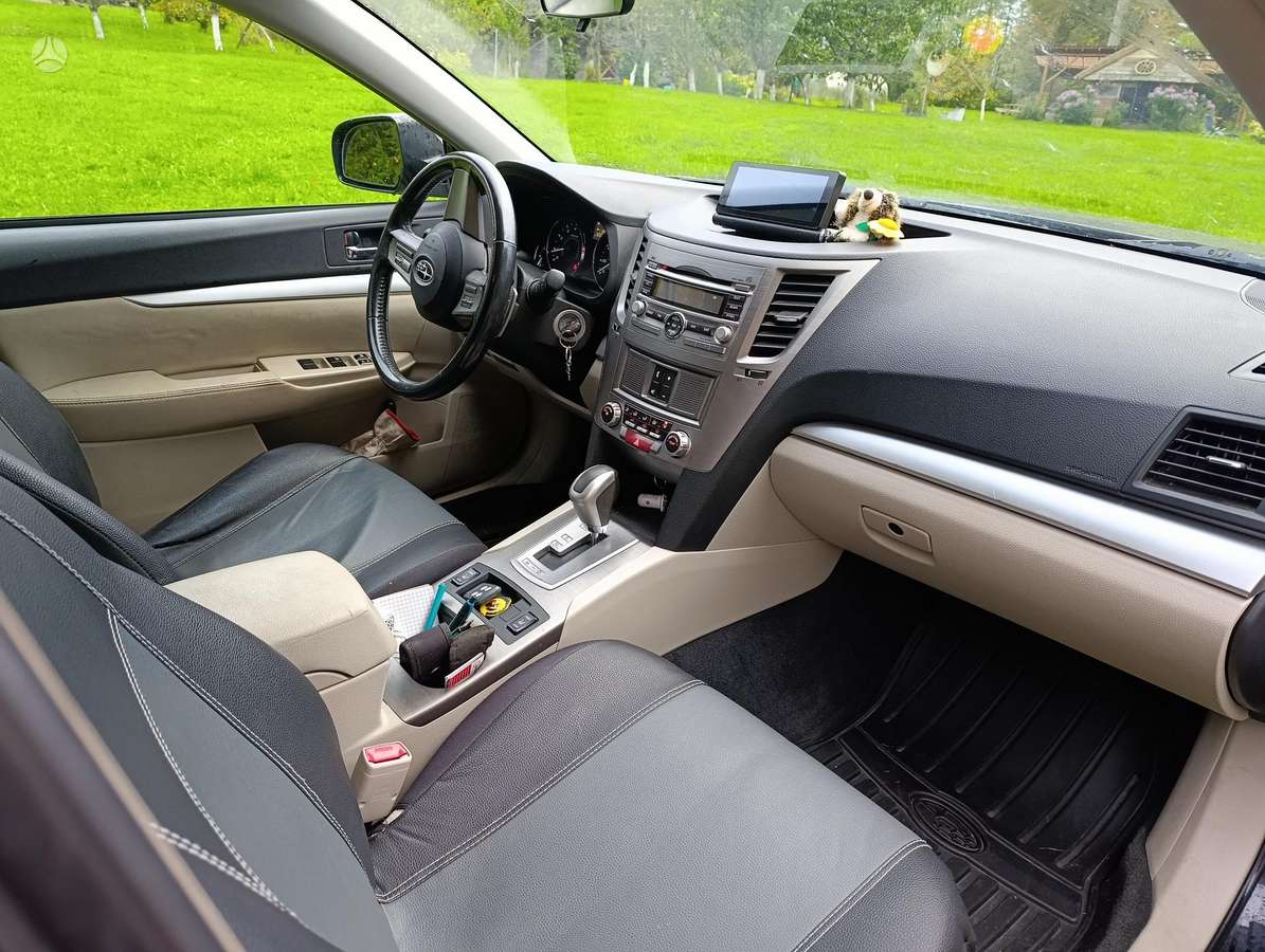 Subaru Outback 2011 — rear view
