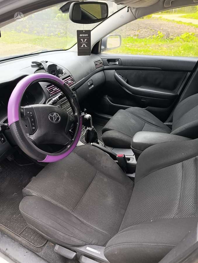 Toyota Avensis 2005 — interior