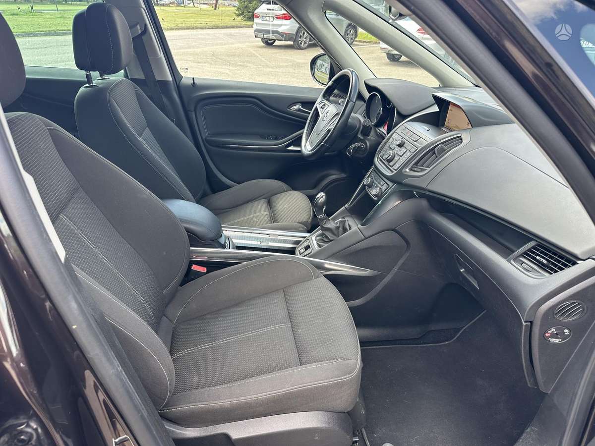 Opel Zafira 2015 — photo 12