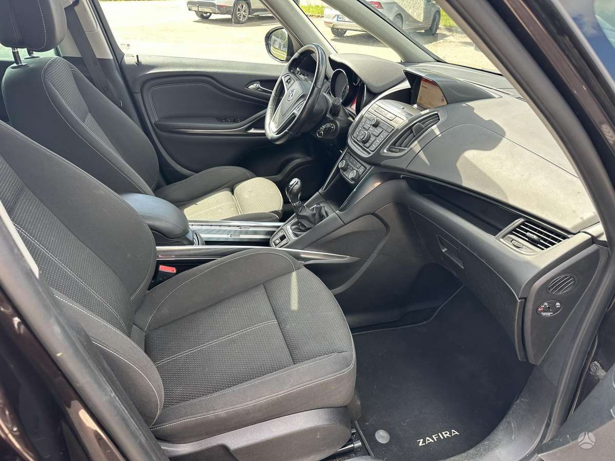 Opel Zafira 2015 — photo 16