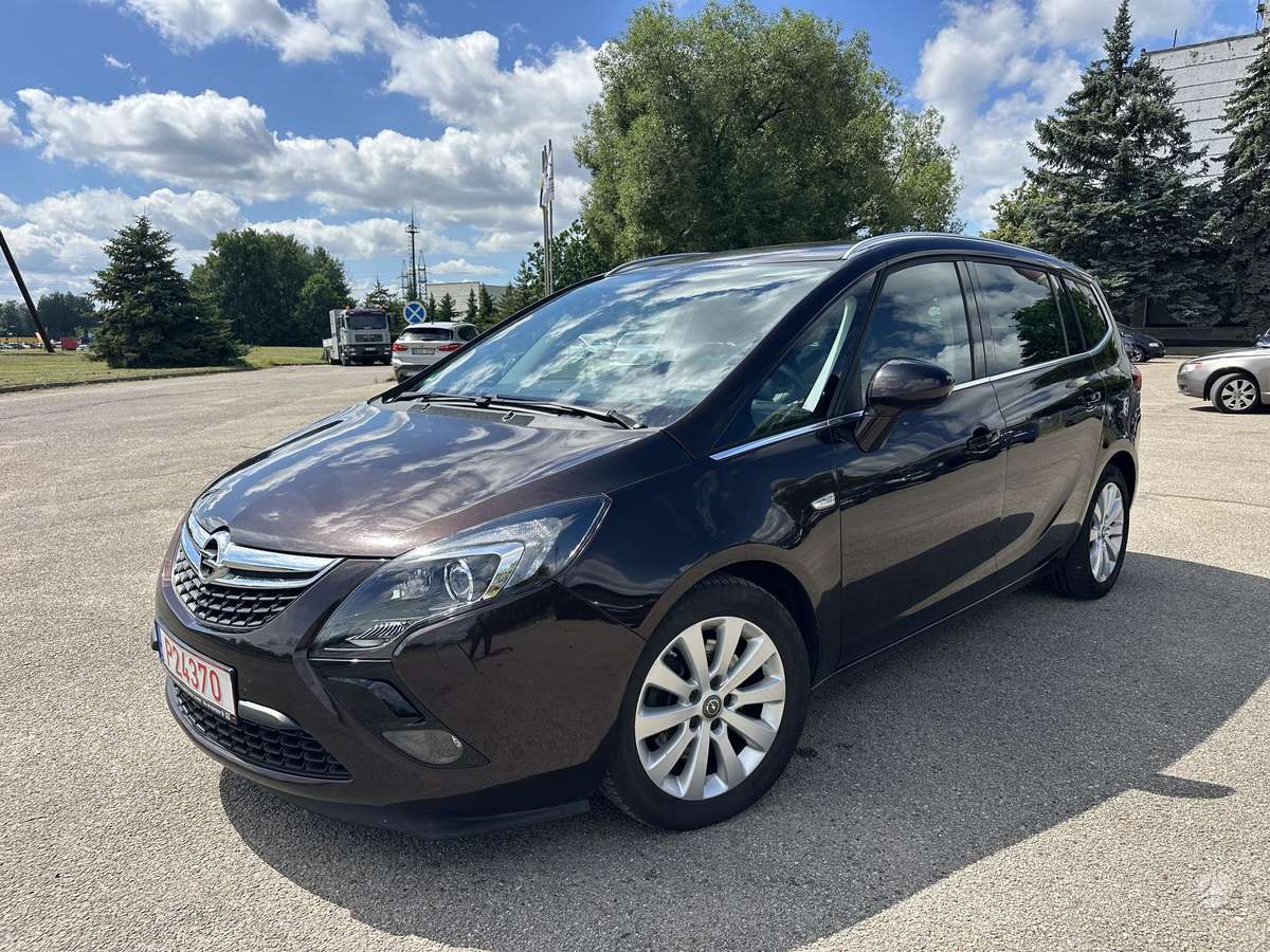 Opel Zafira 2015 — rear view