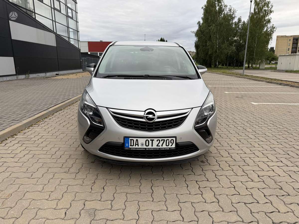Opel Zafira 2015 — вигляд ззаду