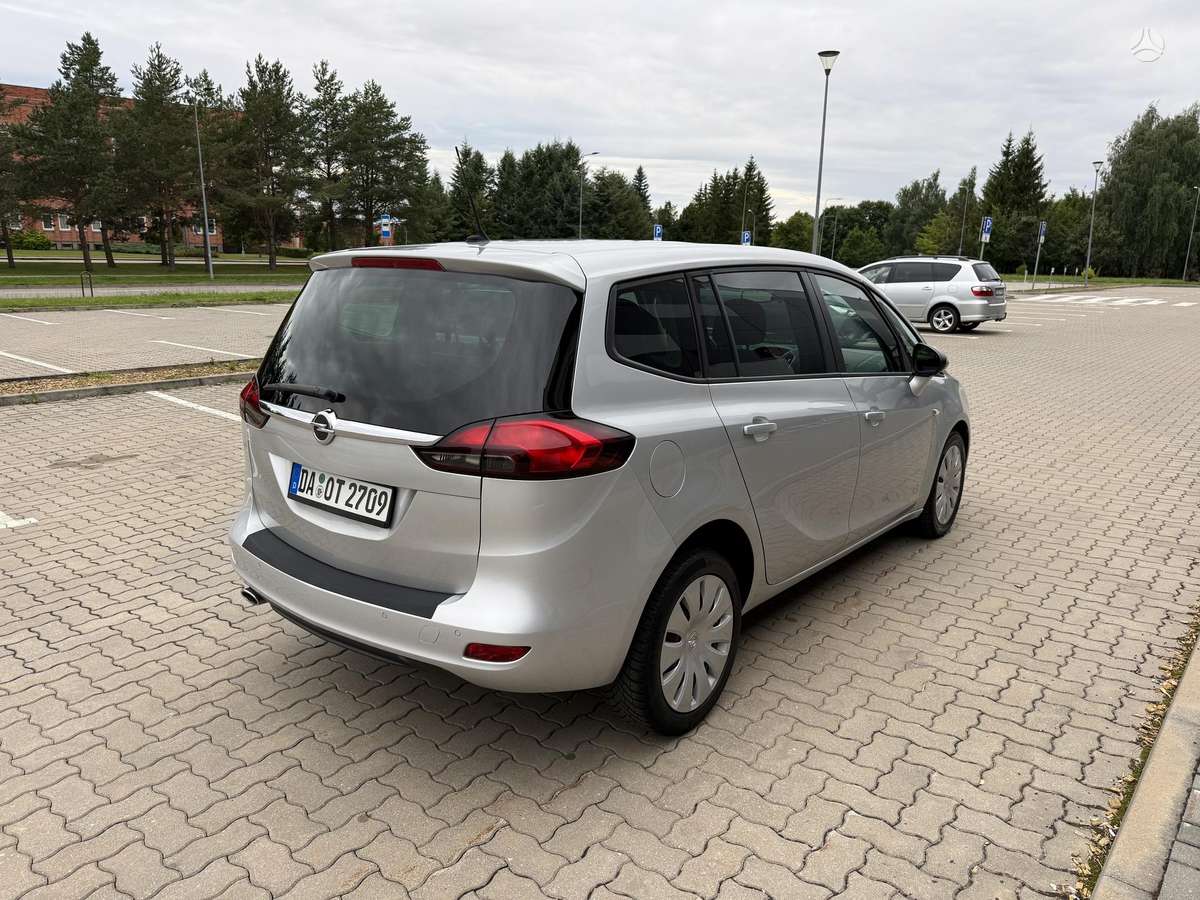 Opel Zafira 2015 — салон