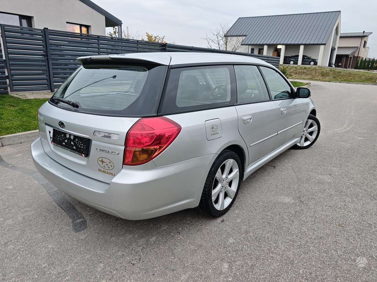 Subaru Legacy 2005 — rear view