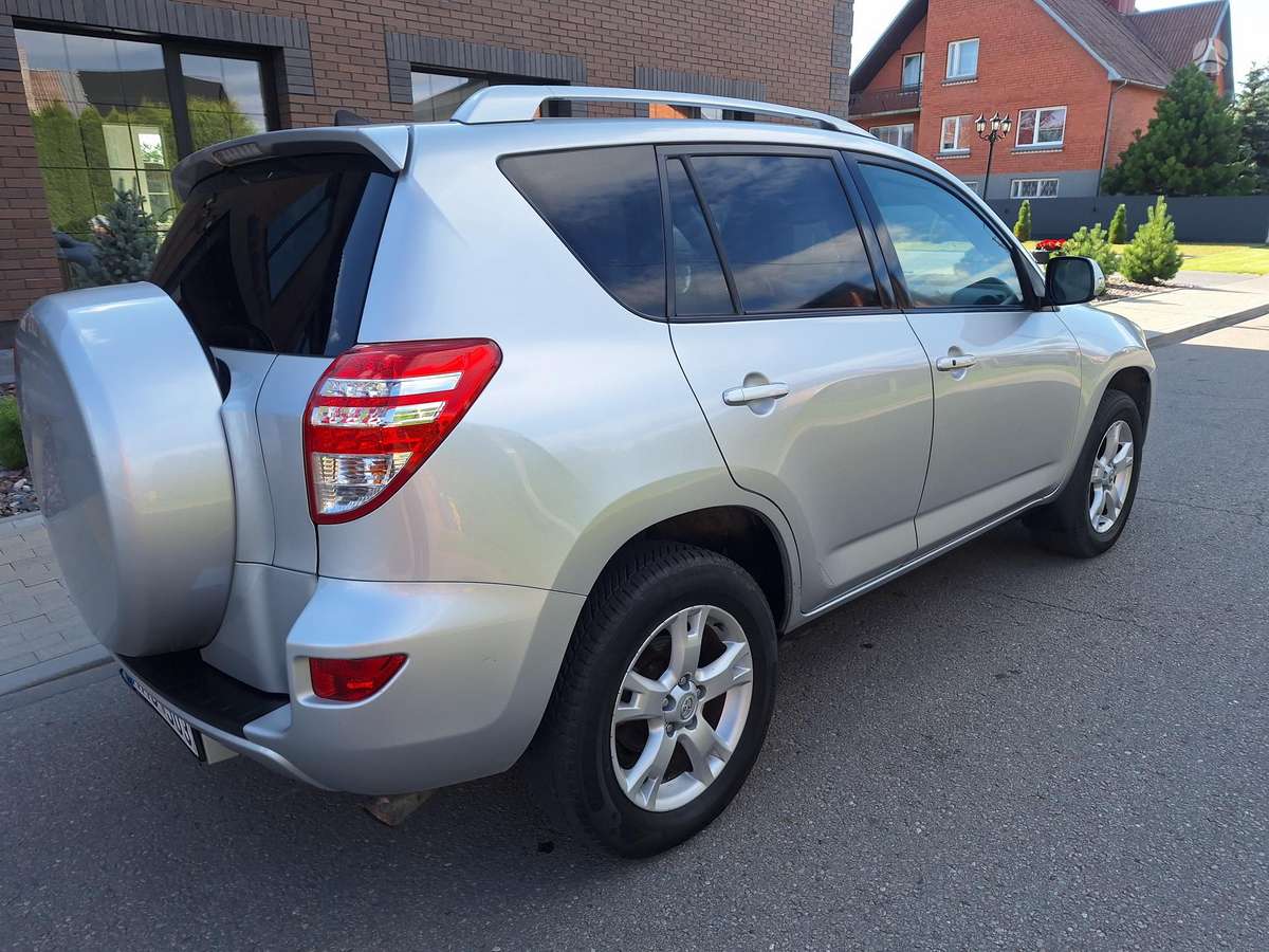 Toyota RAV4 2011 — rear view