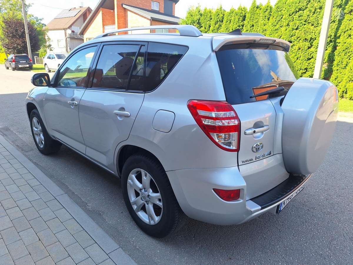 Toyota RAV4 2011 — engine 2200 cm³, 150 HP (110kW)