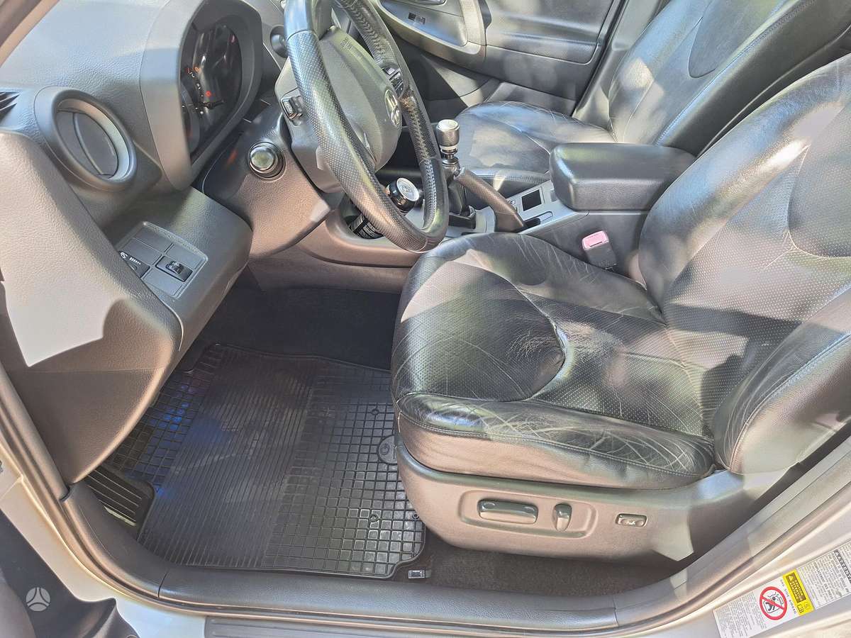 Toyota RAV4 2011 — photo 6
