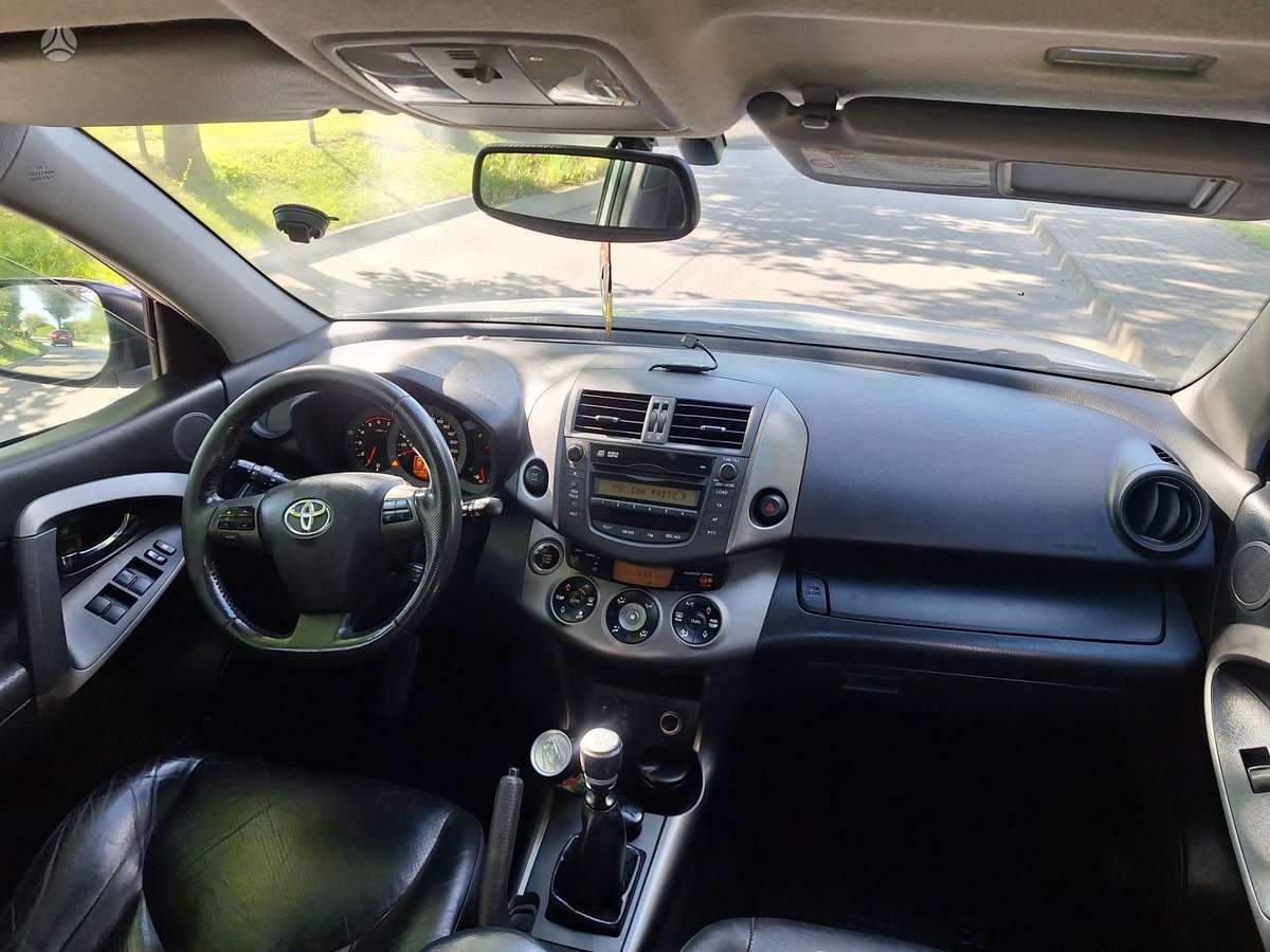 Toyota RAV4 2011 — photo 8