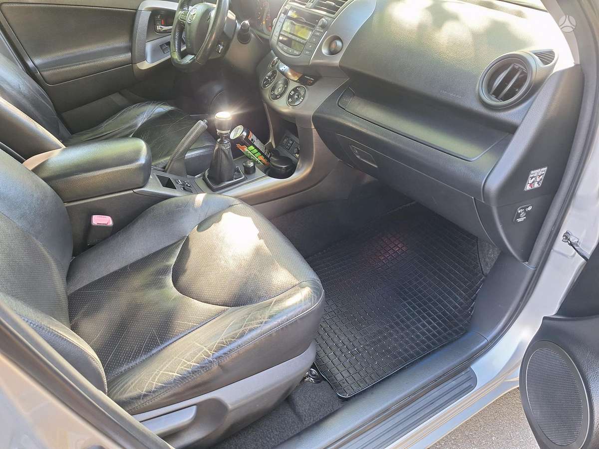 Toyota RAV4 2011 — photo 9