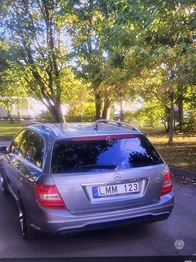 Mercedes-Benz C200 2010 — вигляд ззаду