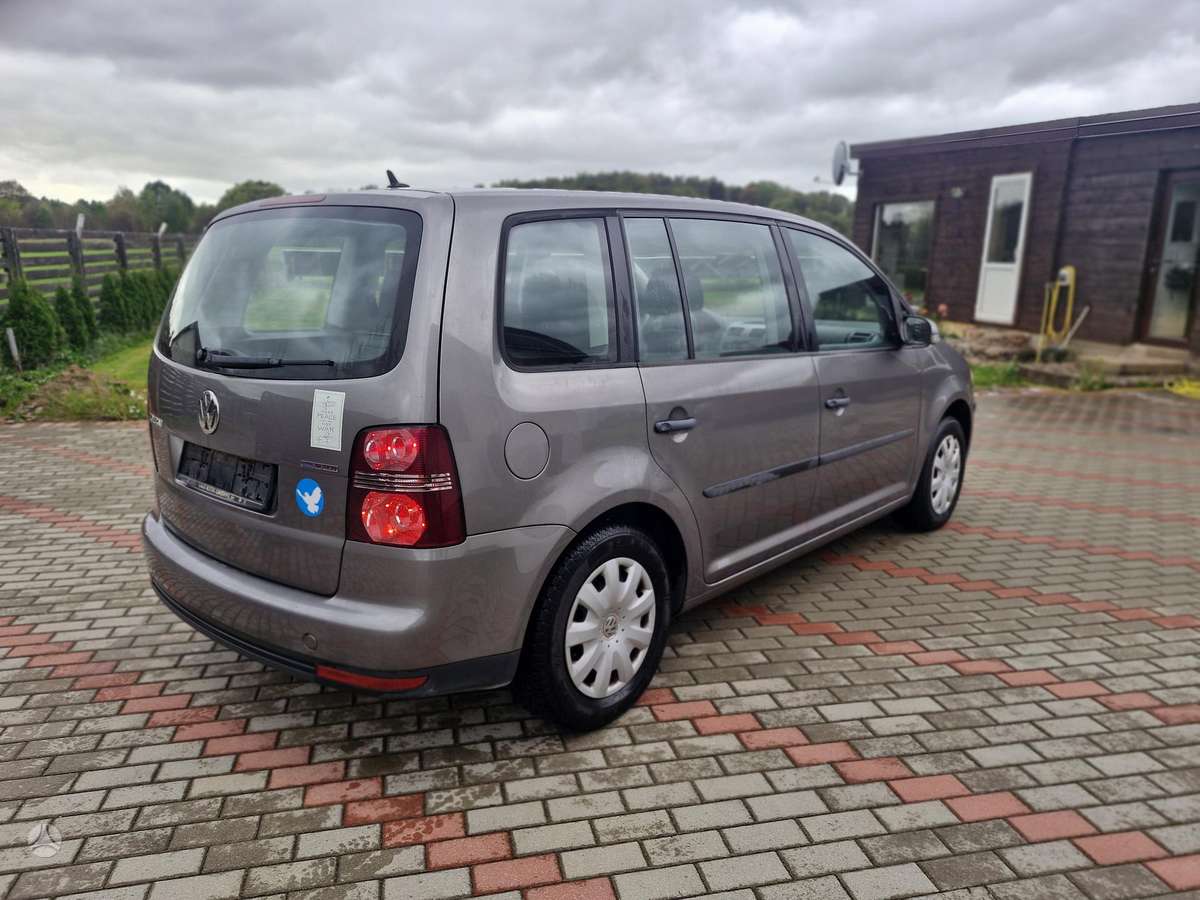 Volkswagen Touran 2009 — interior