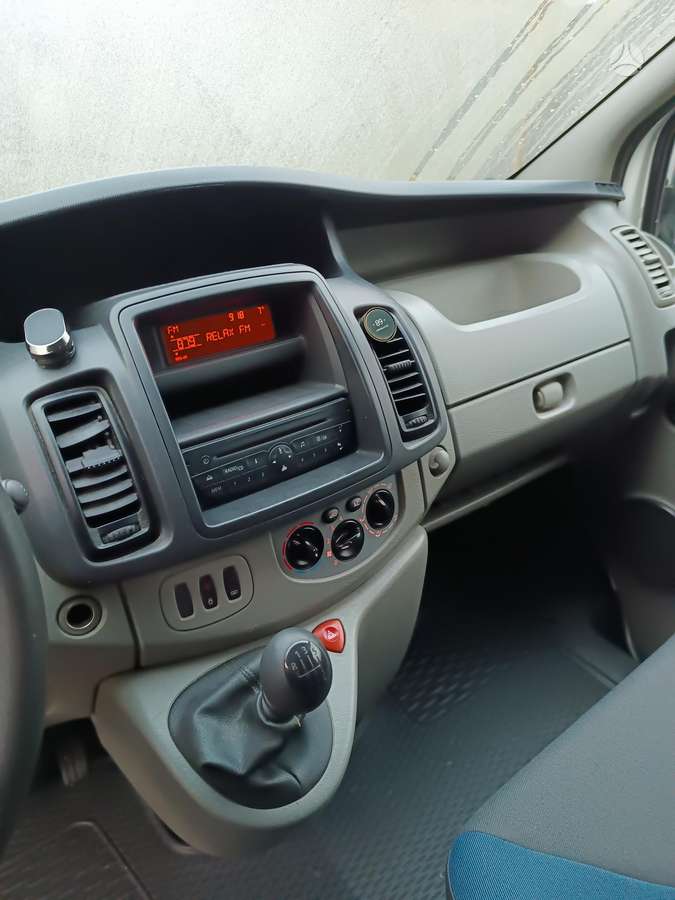 Renault Trafic 2011 — вигляд ззаду