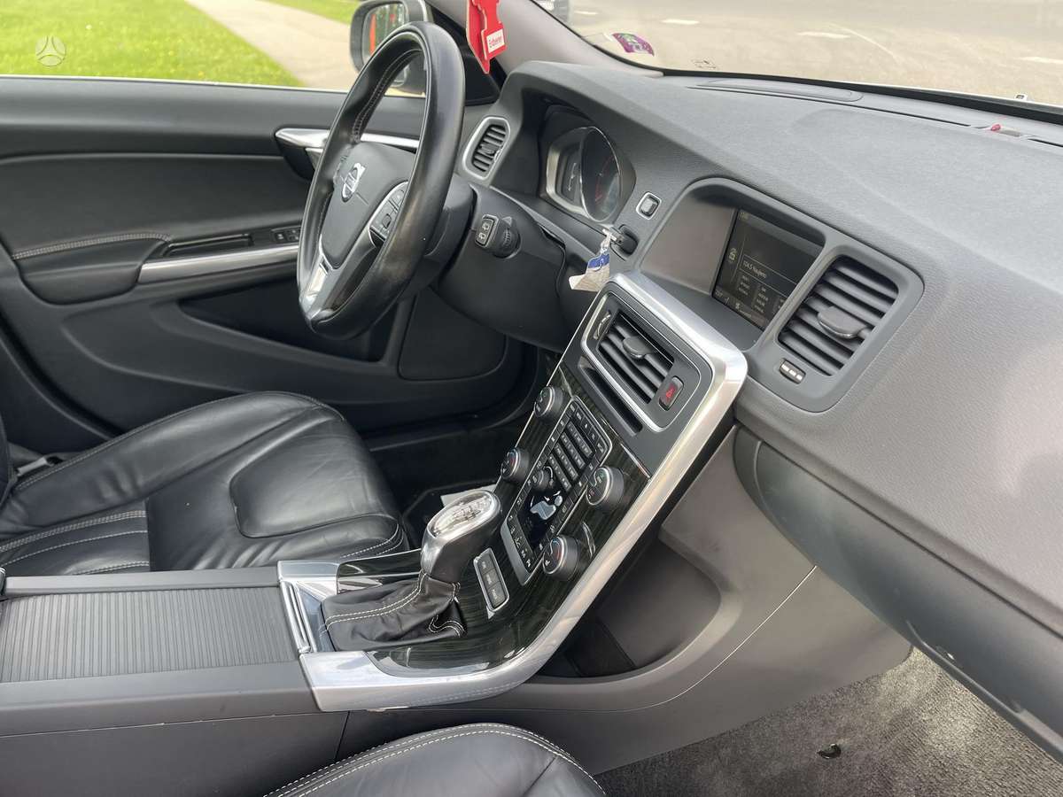 Volvo V60 2013 — photo 28
