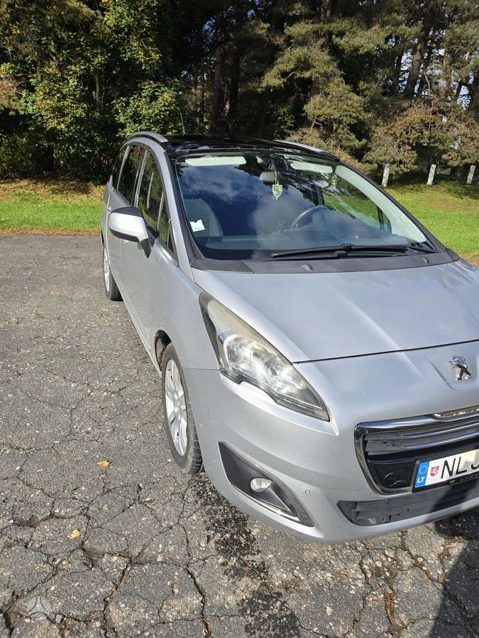 Peugeot 5008 2015 — interior