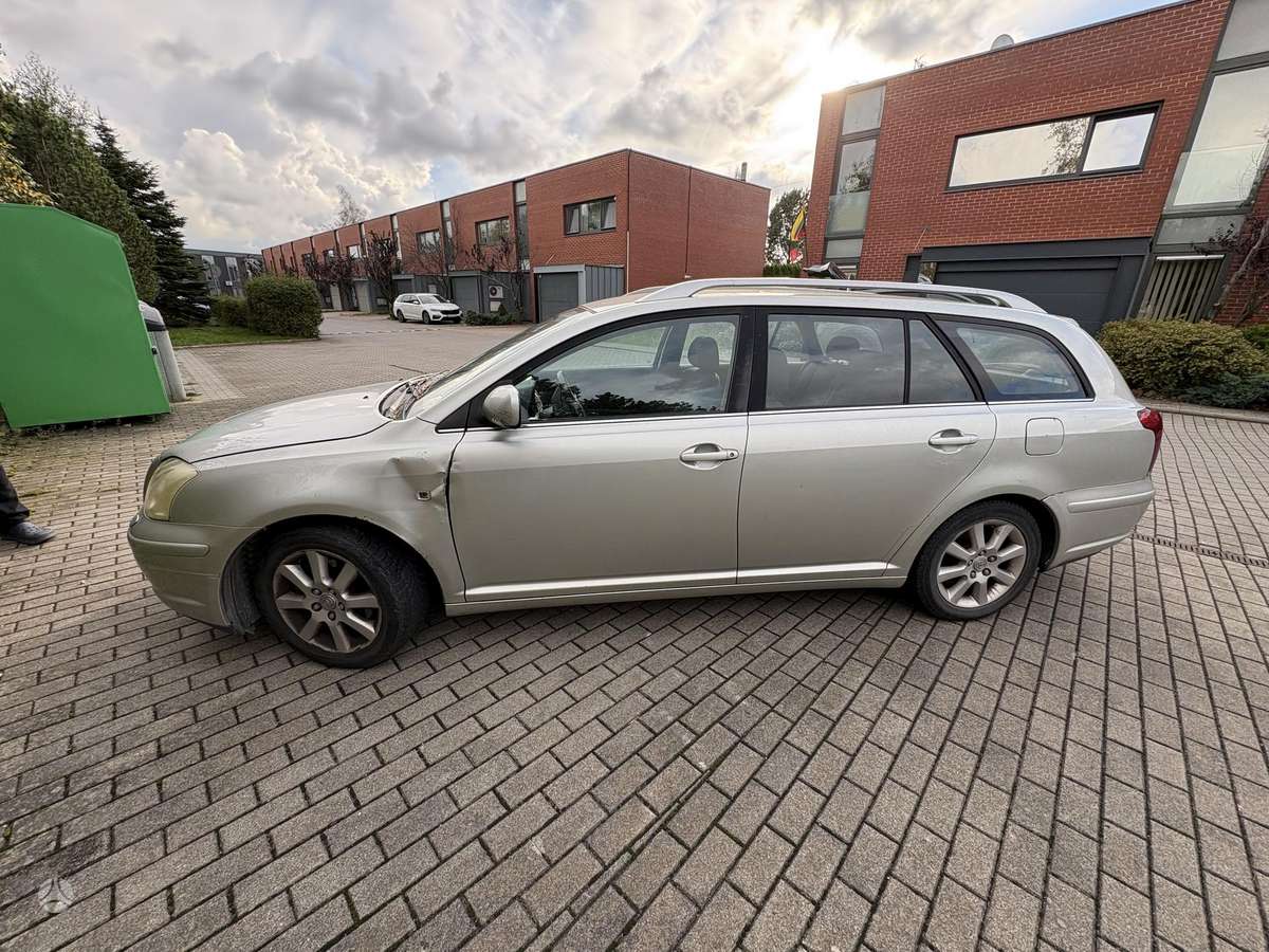 Toyota Avensis 2005 — вигляд ззаду