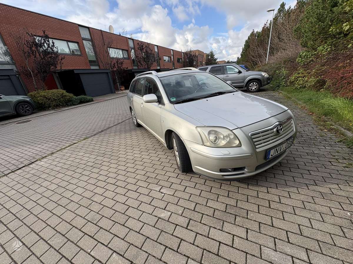 Toyota Avensis 2005 — салон