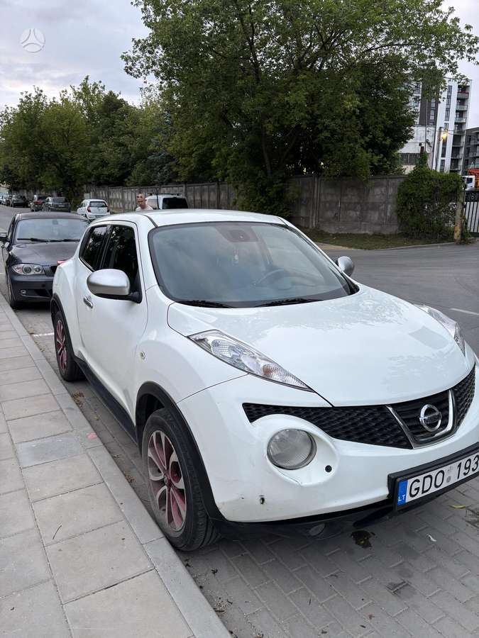 Nissan Juke 2012 — rear view