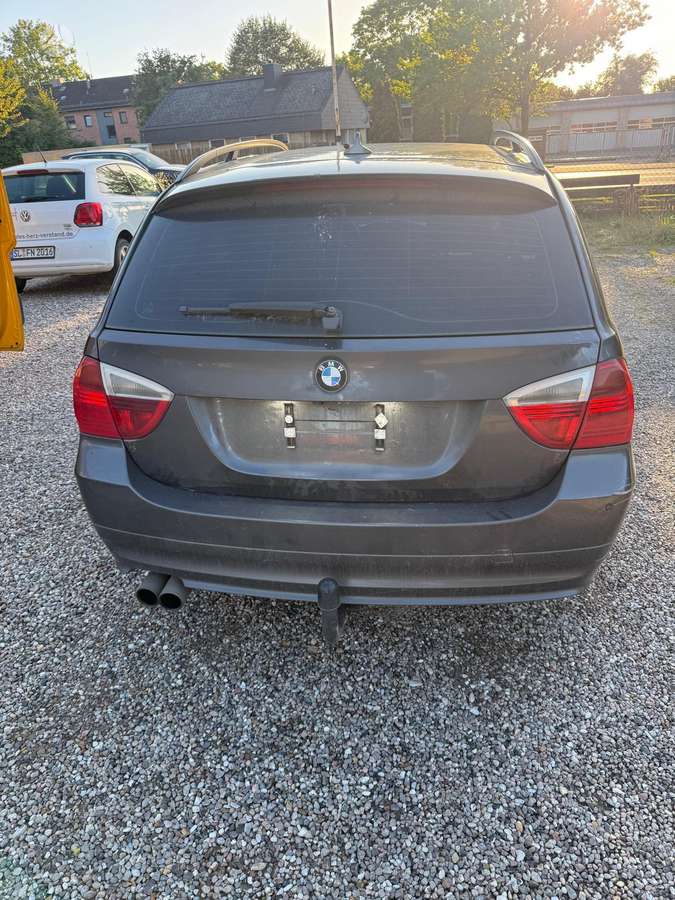 BMW 320 2010 — салон