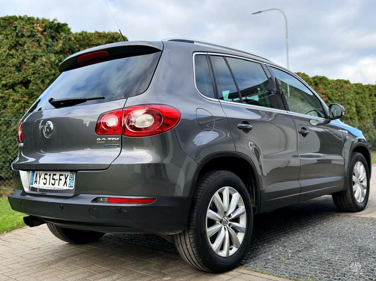Volkswagen Tiguan 2011 — rear view