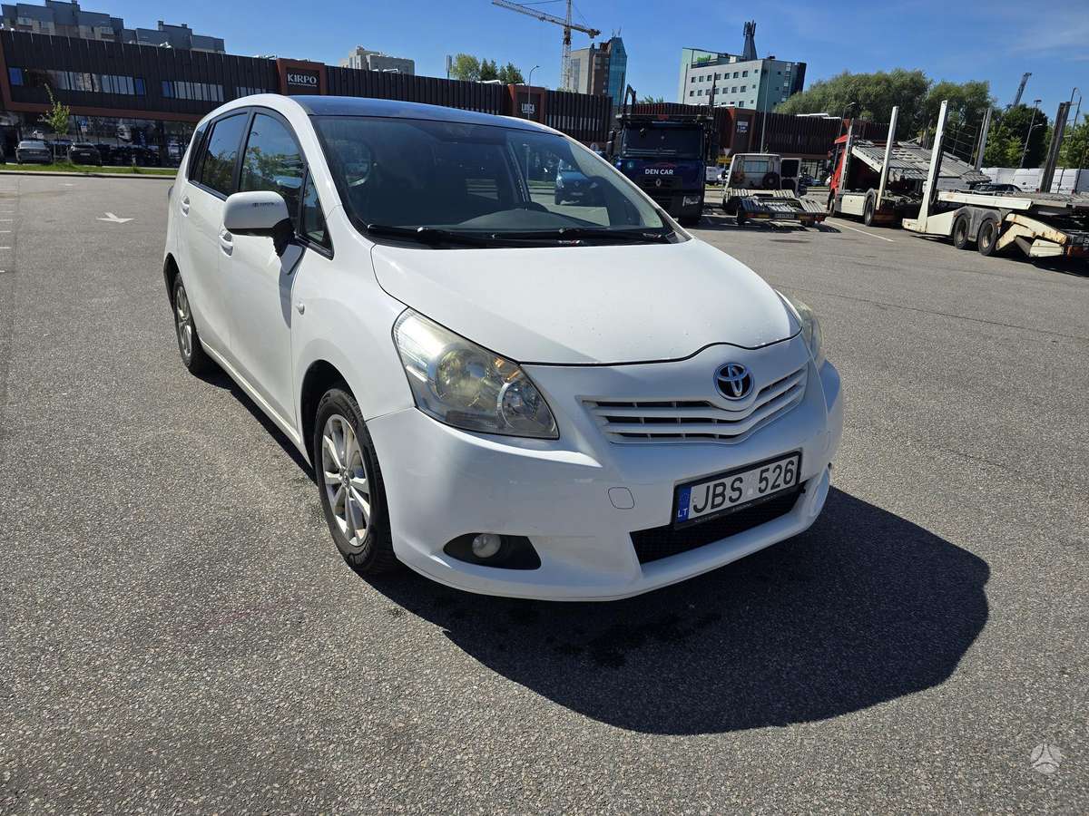 Toyota Verso 2012 — rear view