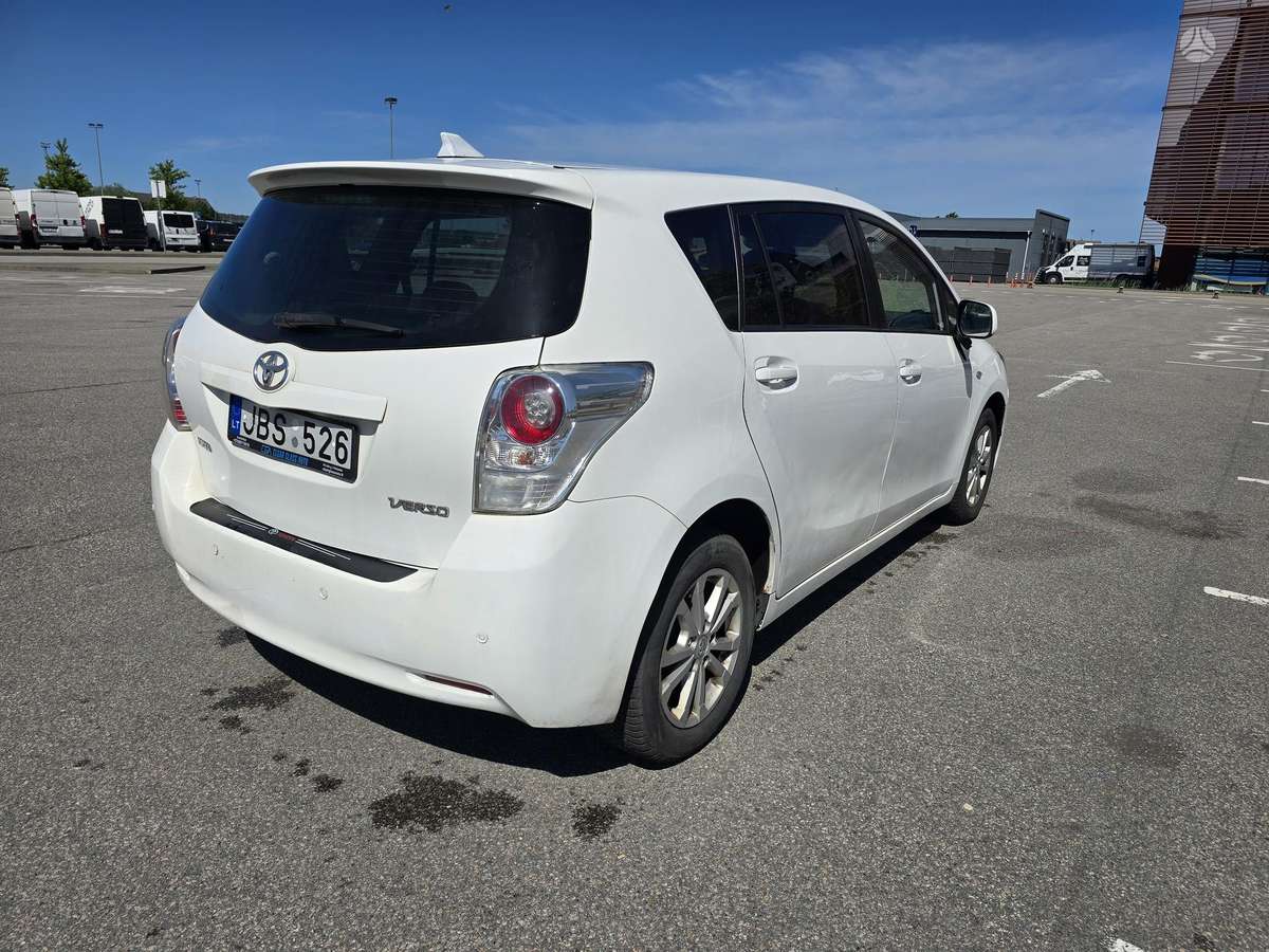 Toyota Verso 2012 — interior