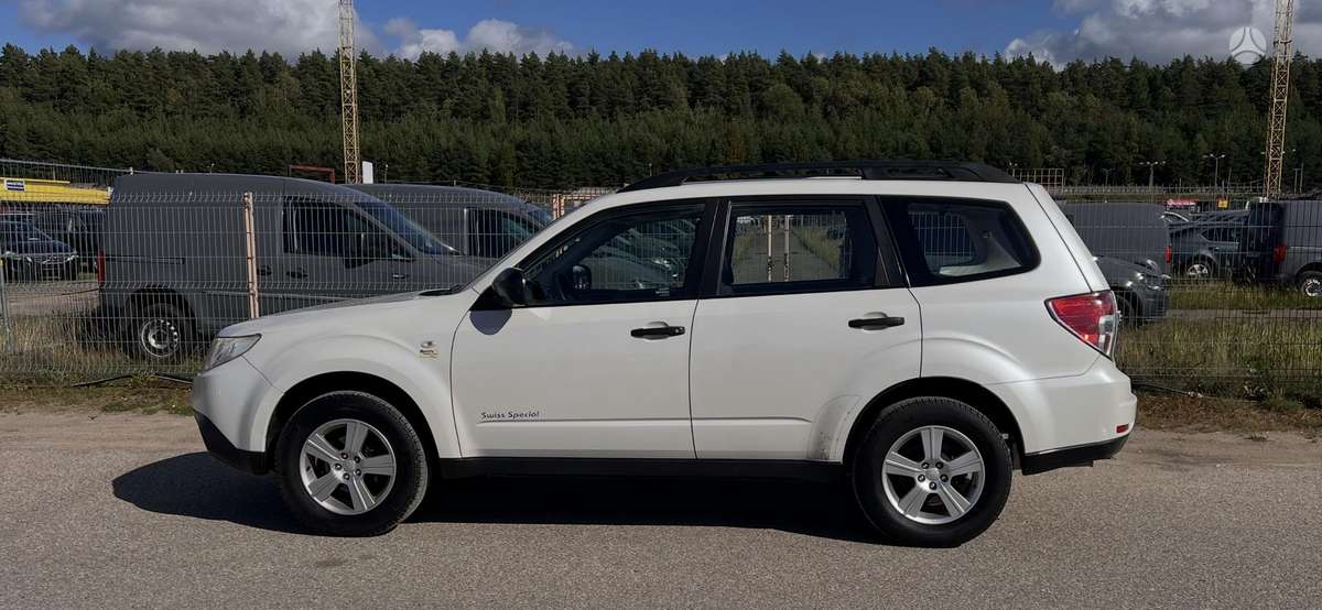 Subaru Forester 2011 — rear view