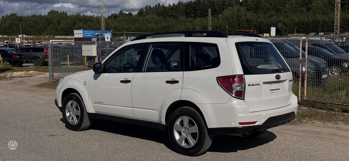 Subaru Forester 2011 — interior