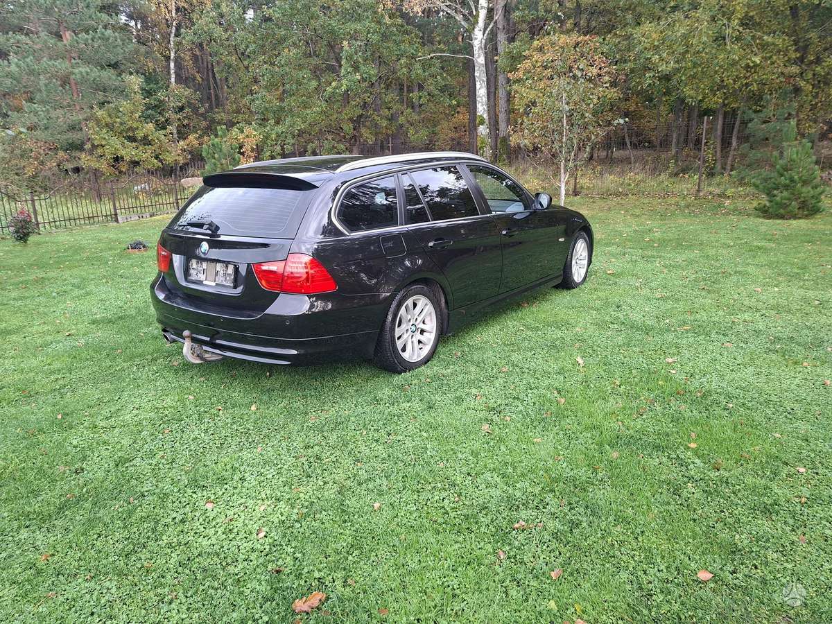 BMW 320 2010 — вигляд ззаду