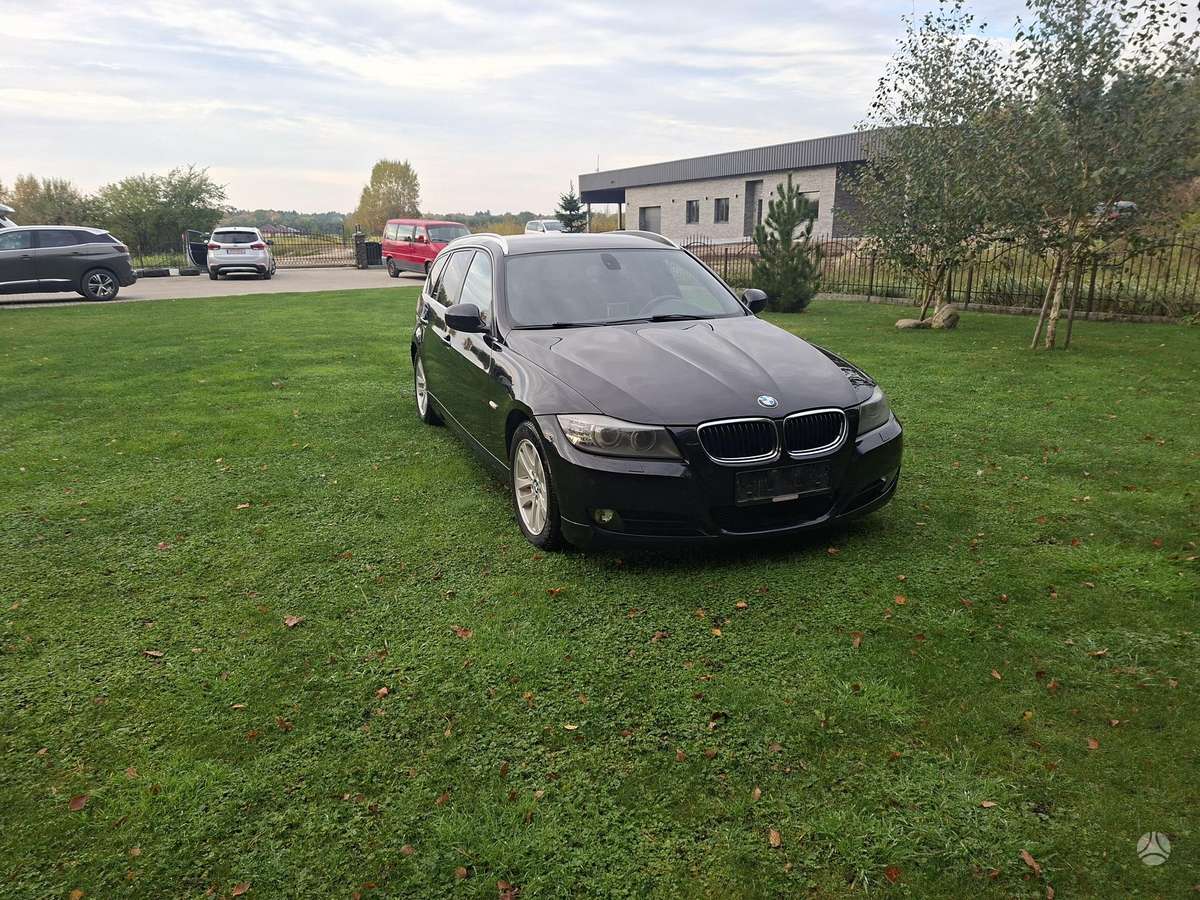 BMW 320 2010 — салон